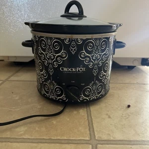 Crock Pot 4.5 Quart Slow Cooker Damask Pattern White - Pre-Owned - Picture 1 of 4