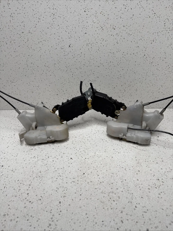 03-08 SUBARU FORESTER FRONT LEFT  & Right DOOR LOCK ACTUATOR AND LATCH Pair - Image 1 of 4