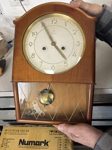 RELOJ DE PARED JUNGHANS Cristal abovedado con llave y péndulo - Imagen 1 de 7