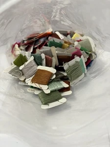 LOTE de 125 Tarjetas PUNTADA DE CRUZ BORDADO PUNTO DE AGUJA HILO Varios COLORES - Imagen 1 de 4