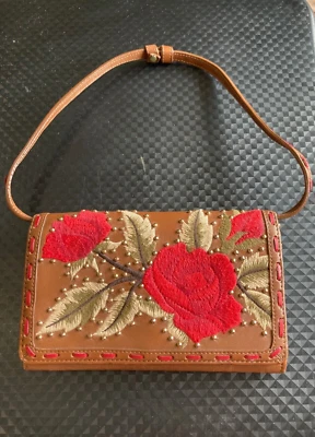 Cartera Muñequera Isabella Fiore Ramblin' Rosa Cuero Bordado Foto 1 de 4