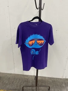 Family Guy Stewie Griffin DJ Rockin Kopfhörer Farben lila T-Shirt Größe M - Bild 1 von 4