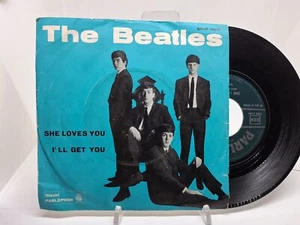 BEATLES SHE LOVES YOU DARK GREEN LABEL IN PREPARAZIONE BACK COVER 45 RPM 7" - Foto 1 di 2