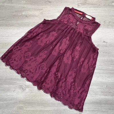 Blusa Altar'd State de encaje sin mangas con botones de cerradura para mujer grande borgoña Foto 1 de 4