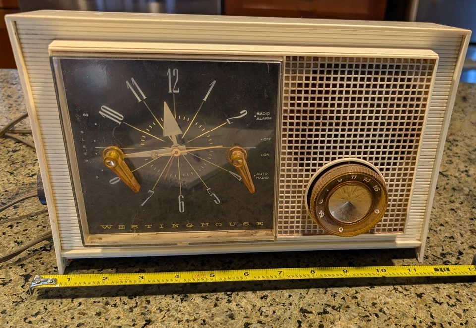 Westinghouse будильник/радио, подключаемый модуль. Часы работают, ламповое радио НЕ - Изображение 1 из 4