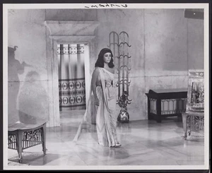 1963 Elizabeth Taylor, "Cleopatra" Vintage Seductive Studio Photo - Picture 1 of 2
