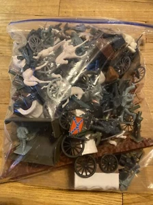 Lot Of Plastic Civil War, Soliders, horses, cannons Barricades, 2lbs Of Toys - Picture 1 of 9