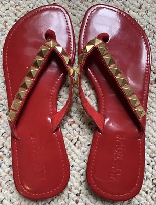 Sandalias MYSTIQUE $113 Cuero Rojo Rock Stud Chanclas Tanga 5.5 6 Usadas en Excelente Condición Difíciles de Encontrar Foto 1 de 4