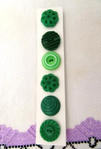 Vintage Green Buttons 6 on Card Round 3/4" Plastic Resin Multi Color Greens - Picture 1 of 11