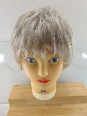 Peluca PAULA YOUNG A2131 MARGARITA/TOPPER GRIS Color TOTALMENTE NUEVA EN CAJA PRECIO DE VENTA SUGERIDO POR EL FABRICANTE $150.00 Foto 1 de 4