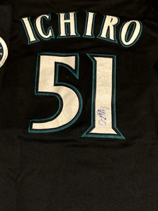 CAMISETA DEL 30 ANIVERSARIO FIRMADA AUTOGRAFIADA POR ICHIRO SUZUKI SEATTLE MARINERS CERTIFICADO DE AUTENTICIDAD - Imagen 1 de 5