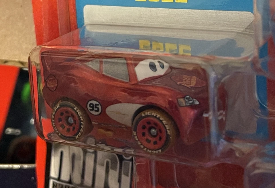 MINI CORREDORES DE RADIADOR SUCIOS FUNDIDOS A PRESIÓN COCHES DISNEY LIGHTNING MCQUEEN. Suelto Foto 1 de 1