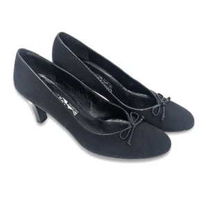 Zapatos de salón Salvatore Ferragamo punta almendra tacones bajos elegantes detalle de lazo negros 8 1/2 2A - Imagen 1 de 12