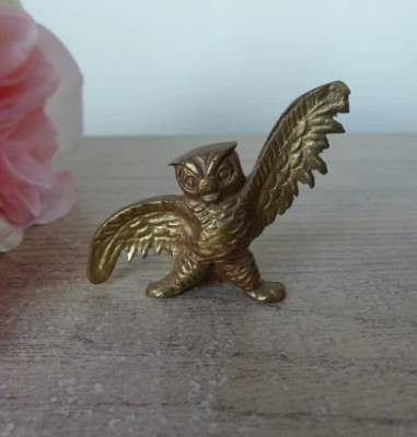 Figurine miniature hibou en laiton aux ailes déployées, statuette hibou colère - Photo 1/4
