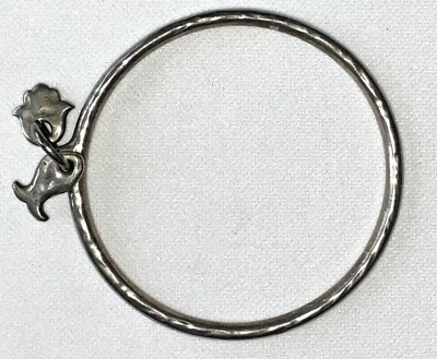 Pulsera brazalete redondo Danon con dijes de hamsa y pescado enchapado en plata estaño Foto 1 de 4