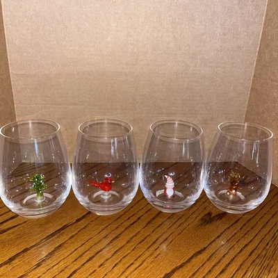 Juego de 4 copas de vino sin tallo con elementos de Navidad de vidrio soplado a mano Foto 1 de 4