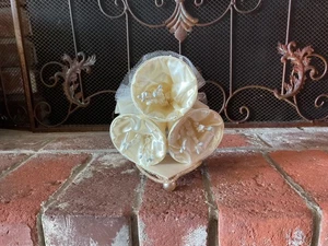 Vintage 1950 Hochzeitstorte Topper 3 Satin Glocken Blumen Creme auf Herz EUC - Bild 1 von 11