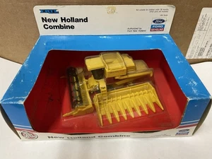 1/64 New Holland Combine, Red Stripe, W/Corn & Grain Heads, ERTL 815 - Picture 1 of 1