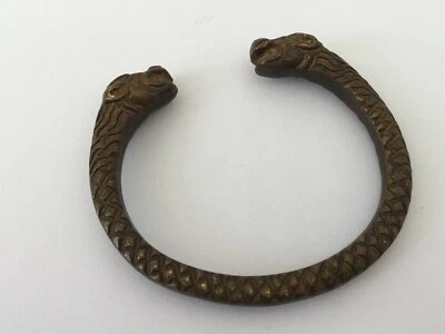 Pulsera de latón vintage hecha a mano antigua hecha a mano con cara de león tallada Foto 1 de 4