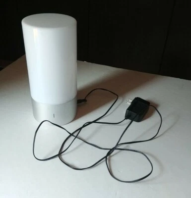 Lámpara de mesa Aukey LT-T6 blanca portátil iluminación sensor táctil cambio de color Foto 1 de 4