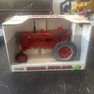 Ertl McCormick Farmall Super M-TA Diecast Tractor - Wide Front - Maßstab 1:16 - Bild 1 von 8