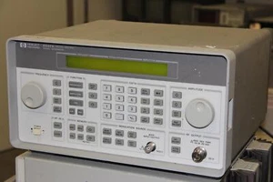 HP Hewlett Packard 8647A 250kHz-1000MHz Signalgenerator OPT 8ZE - Bild 1 von 6