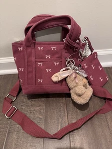 Neu mit Etikett Madden Mini Canvas Beuteltasche Handtasche Schleife Design Teddybär Anhänger Handtasche weinrot - Bild 1 von 9