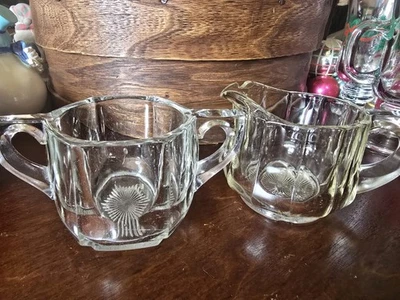 Juego de crema de vidrio pesado transparente vintage y azucarero abierto fondo estrella prensado  Foto 1 de 4