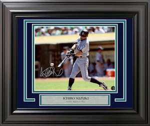 ICHIRO SUZUKI AUTOGRAPHED FRAMED 8X10 PHOTO SEATTLE MARINERS IS HOLO 209389 - Picture 1 of 4