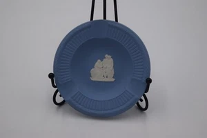 Wedgwood Jasperware Cornflower Blue Collector Ashtray with Three Women - Picture 1 of 3