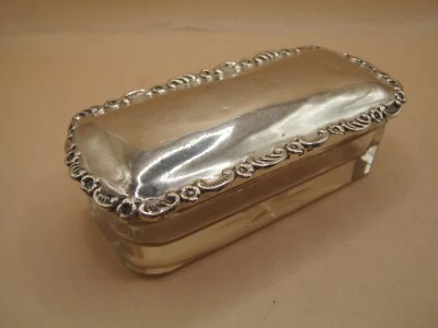 Caja de mesa Birmingham 1910 de plata de ley y vidrio con tapa floral ornamentada Foto 1 de 4