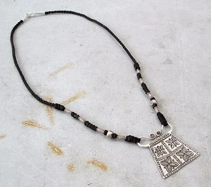 ¡ENERGÍA POSITIVA! Collar amuleto con cerradura de espíritu de plata 925 y cáñamo tribu Hmong Hill - Imagen 1 de 2