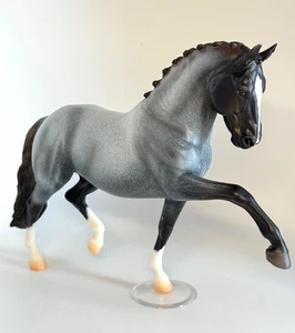 Breyer Breyerfest 2025 Aprovecha el Día Sorpresa Caballo Azul Mate Roan Totilas - Imagen 1 de 23