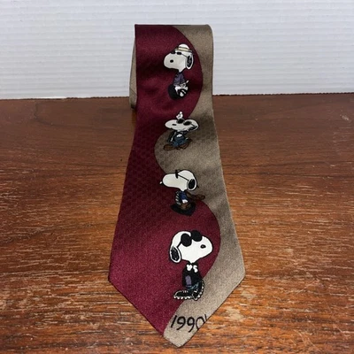 Corbata Joe Cool Timeline Snoopy granate seda tostada - buena forma usada - tirón pequeño Foto 1 de 4