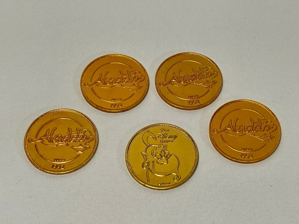Juego de 5 monedas promocionales de Disney Aladdin 1992 genio y logotipo raro utilería de tienda Disney Foto 1 de 1