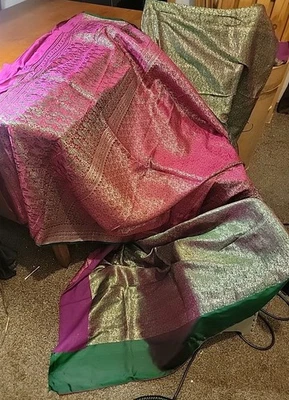 Tela tejida o artesanal de seda sari verde, rojo y dorado Kavita - Navidad más de 16' Foto 1 de 2