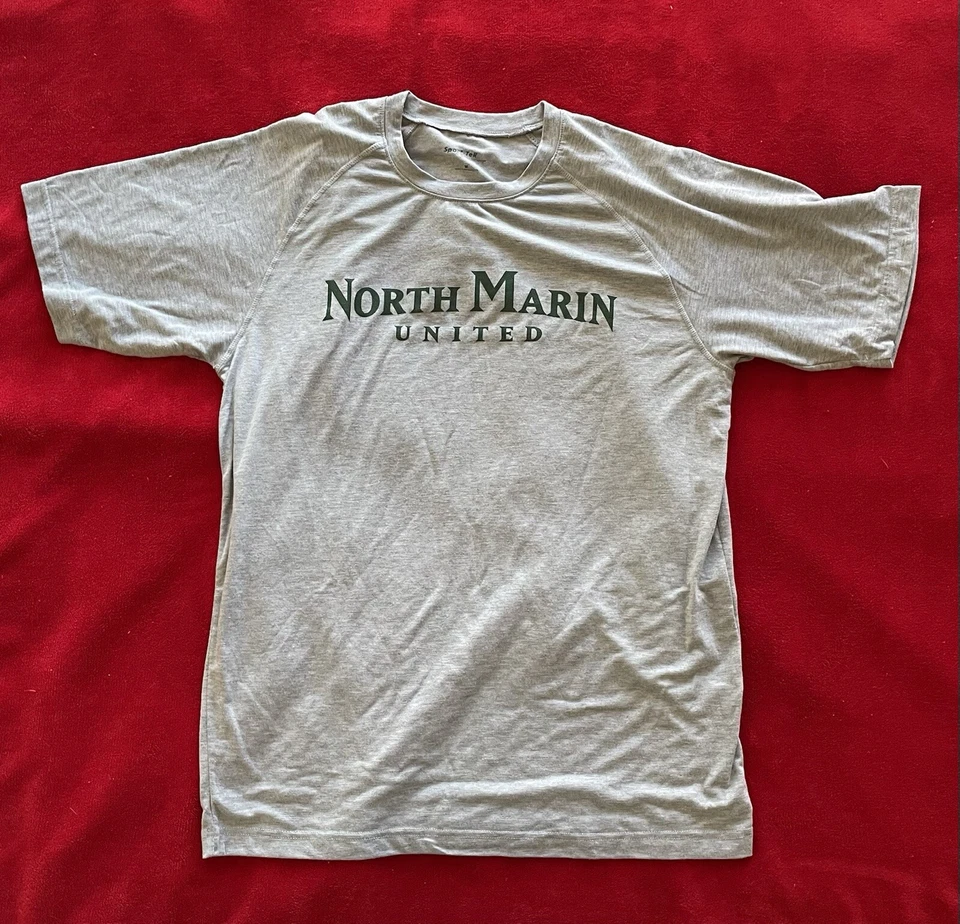 Camiseta Pullover Gris Sport Tek Niño Manga Corta Fútbol North Marin United M Foto 1 de 4