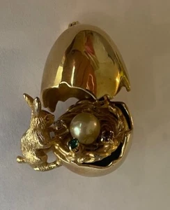 RARE VINTAGE LES BERNARD GOLDEN EGG BROOCH WITH RABBIT 9057 - Picture 1 of 4