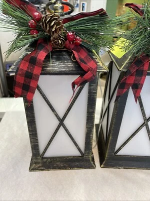 Juego de 2 linternas negras decorativas con velas y flores a batería Foto 1 de 4