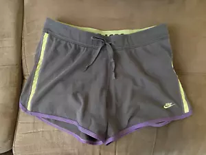 Pantaloncini donna Nike grigio/verde e viola Fit Dry - taglia small - Foto 1 di 3
