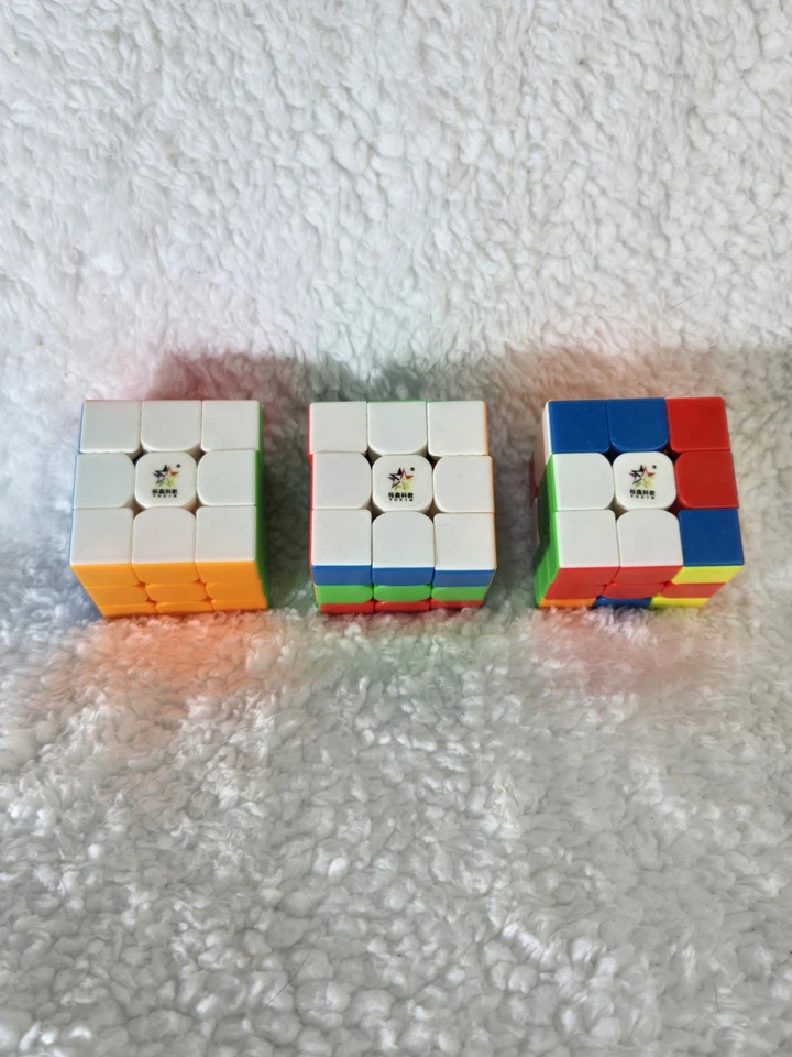 Lote de 3 cubos de velocidad sin pegatinas Yuxin Little Magic 3x3x3 Foto 1 de 4