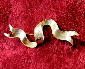 Broche prendedor diseño cinta vintage 3D texturizado tono dorado - Imagen 1 de 6