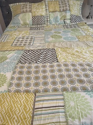 POTTERY BARN TEEN Fluffy Patchwork FULL QUILT + 4 Shams ( 2 Euro) ~ HTF Pattern - Image 1 of 4