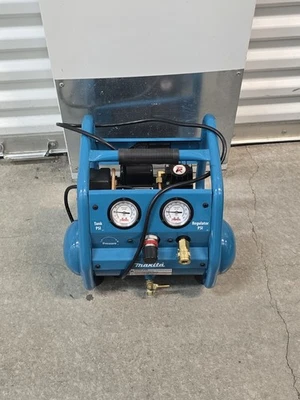 Compresor de aire compacto Makita AC001 1 gal 125 PSI Foto 1 de 4