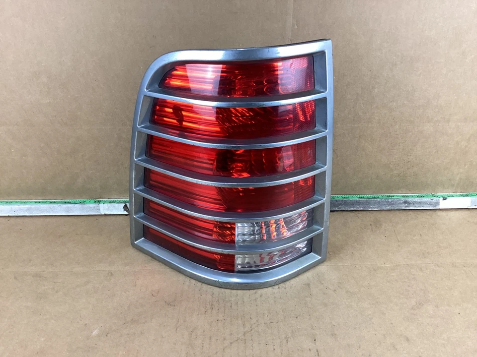 Luz trasera izquierda Mercury Mountaineer 2002-2005 OEM Foto 1 de 4