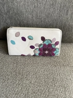 Cartera púrpura turquesa acordeón de cuero granulado fósil pétalos de flores Foto 1 de 4