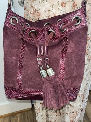 Cartera cubo de cuero púrpura Charles David cadena borlas grandes patrón de piel de serpiente Foto 1 de 4