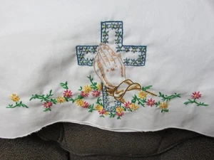 ""KREUZ UND BETENDE HÄNDE BESTICKT KISSENHÜLLE SCHLAUCH"" - Bild 1 von 2