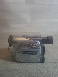 ***BROKEN***JVC GR-D240EK Camcorder Spares Or Repair No Battery Or Charger - Picture 1 of 5