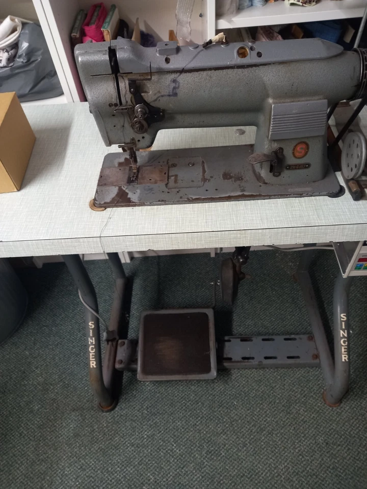 Singer 211G156 Industrial sewing machine. High Speed+Reverse Feed.Upholstery - Image 1 of 1